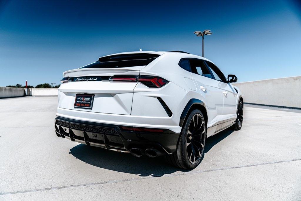 White Lamborghini Urus 2